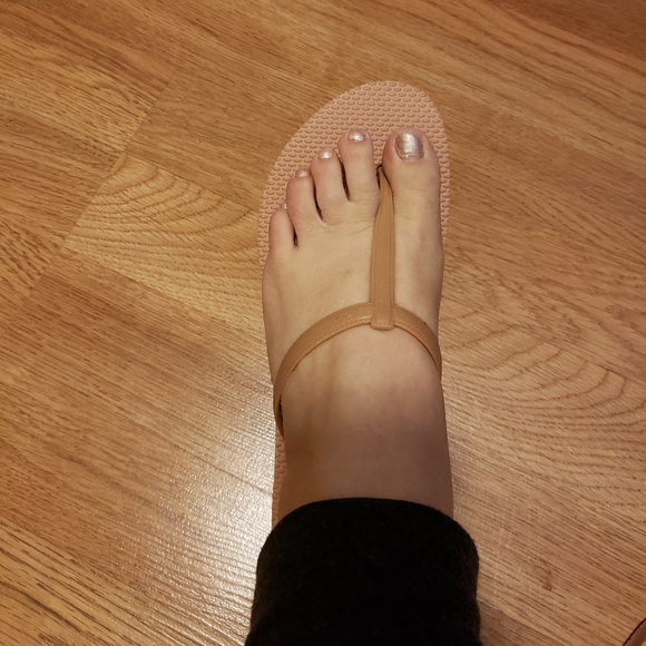 NWOT T-Strap Flip Flops Size 9 - Picture 2 of 5